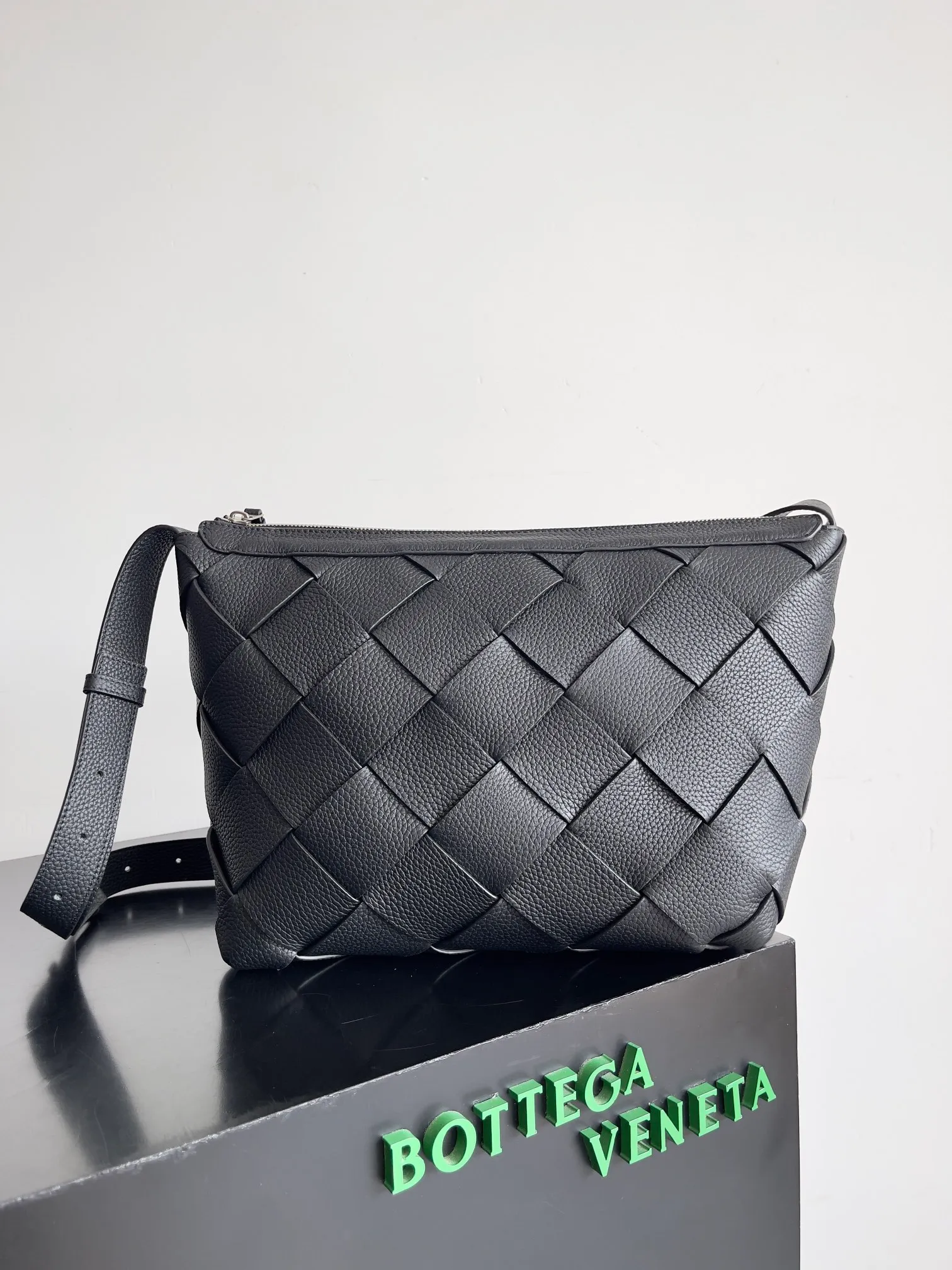 Batch 2120 BOTTEGA VENETA's new Diago Hobo Bag is made of grained cowhide. The inner canvas is lighter and is the first choice for men's relaxed style. Spanish calfskin retains the natural texture of the leather and is durable. It has a grainy texture and is more masculine. The capacity is super large, which is enough for commuting to work. Crossbody bag is a must-have for large bag lovers and is a practical must-have for commuting. Style number: 7295125 Size: 39*24*16cm
